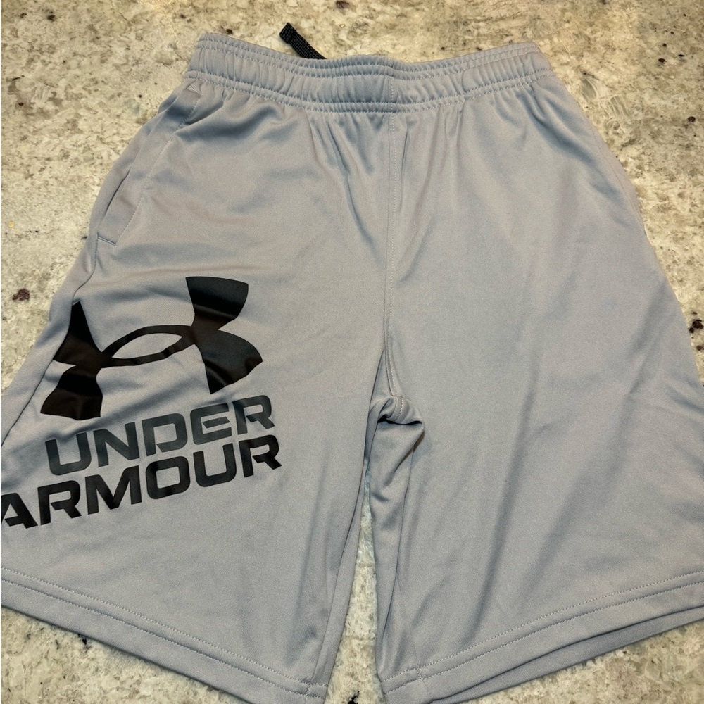 Under Armour Youth medium shorts